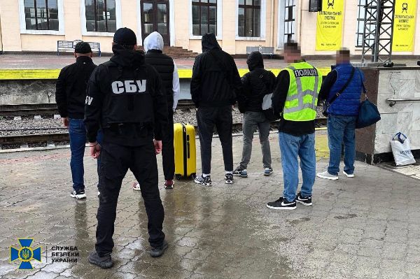 У Харкові затримали ділка, який за 11 500 доларів обіцяв чоловікам виїзд за кордон