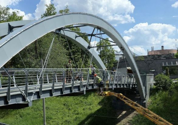 У Харкові фарбують пішохідний міст на Клочківському узвозі (фото)