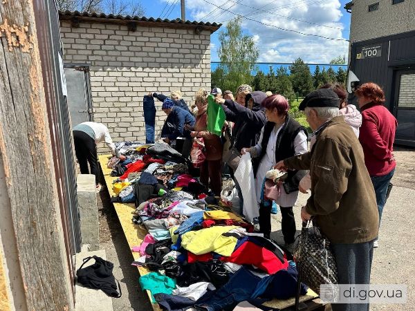 Мешканцям передмістя Харкова передали 4 тонни секонд-хенду (фото)