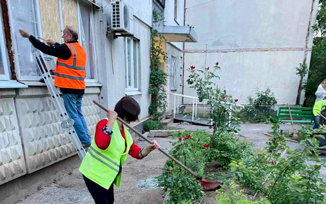 Коммунальные службы Харькова устраняют последствия ночной атаки (фото)
