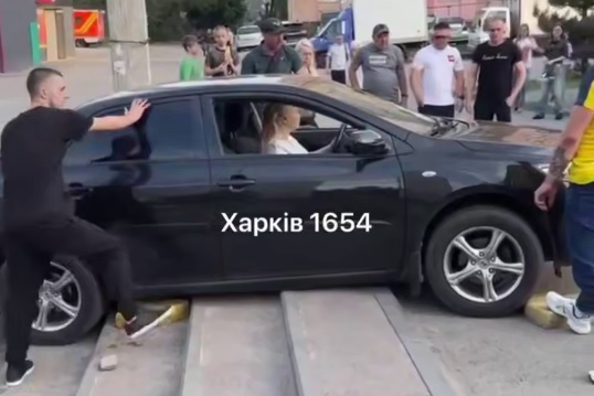 Автомобиль на ступеньках