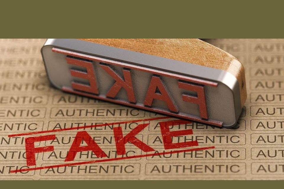 Изображение с надписью Fake