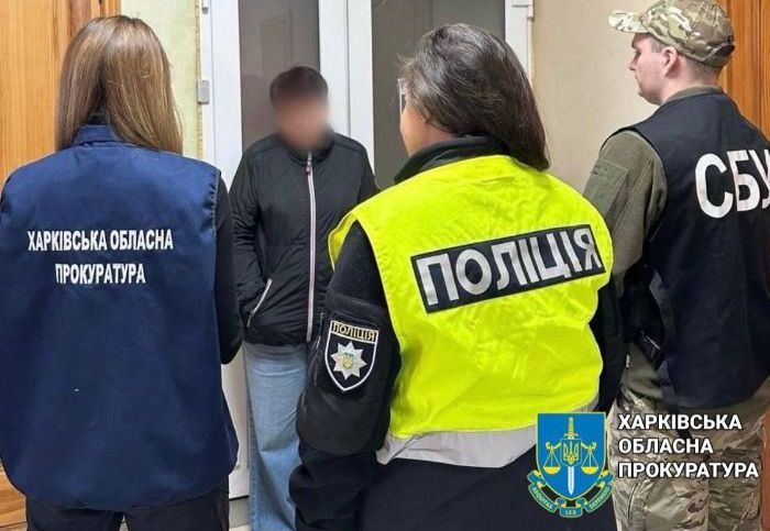 Правоохранители и подозреваемая