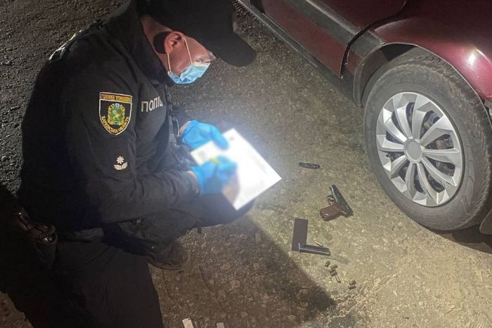 Поліцейський і пістолет