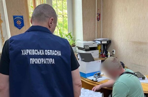 Харків’янин торгував «допомогою» для складання іспиту на права