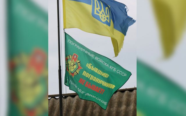 Скандал на Харківщині: поруч із українським стягом помітили прапор із написом «КГБ» (фото)