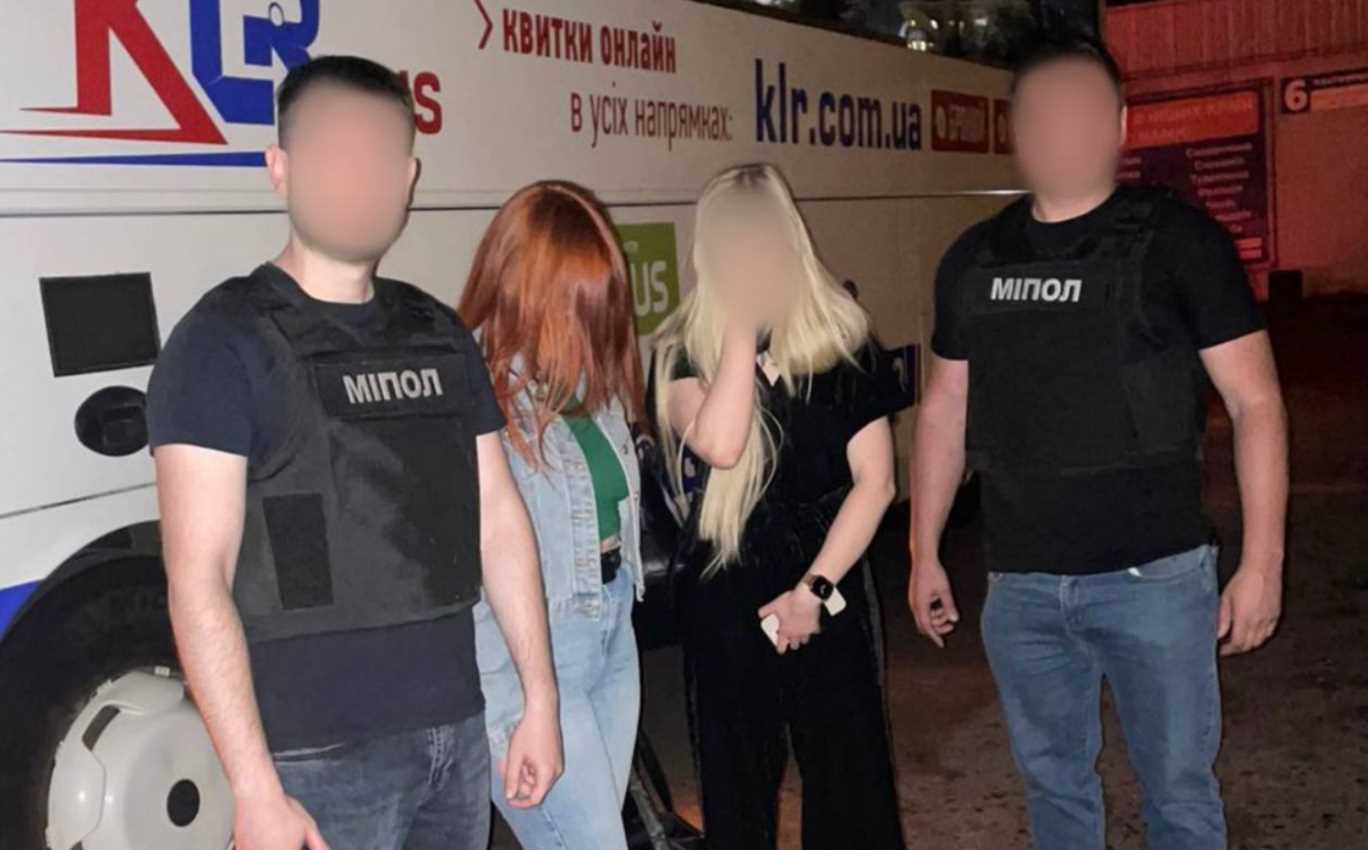 Харківські поліцейські затримали торговку "живим товаром", яка переправляла дівчат до Німеччини