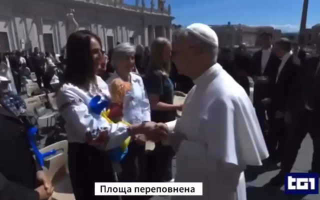 Волонтер передала Папе флаг Купянска и куклу Вильну (видео)