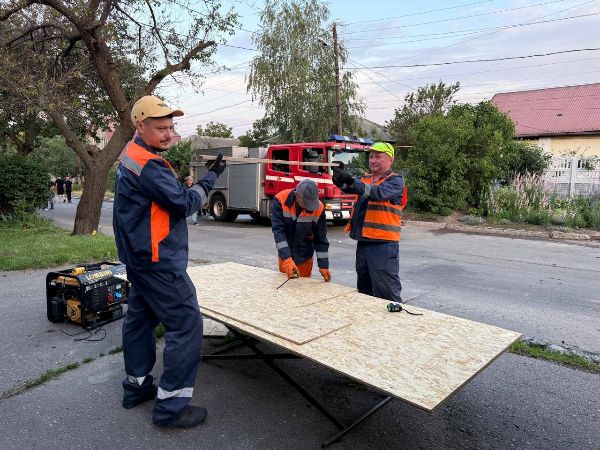 В Харькове убирают после ночных прилетов (фото)