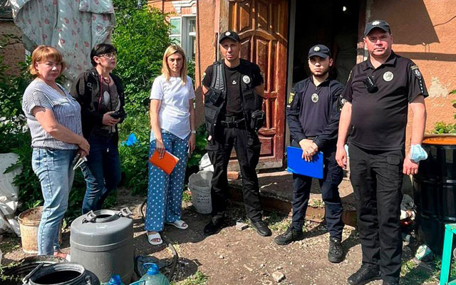 Голод і антисанітарія: у передмісті Харкова у батьків забрали дитину (фото)