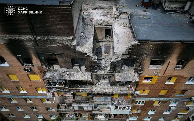 Рятувальники в Харкові демонтують зруйновані будівлі (фото)