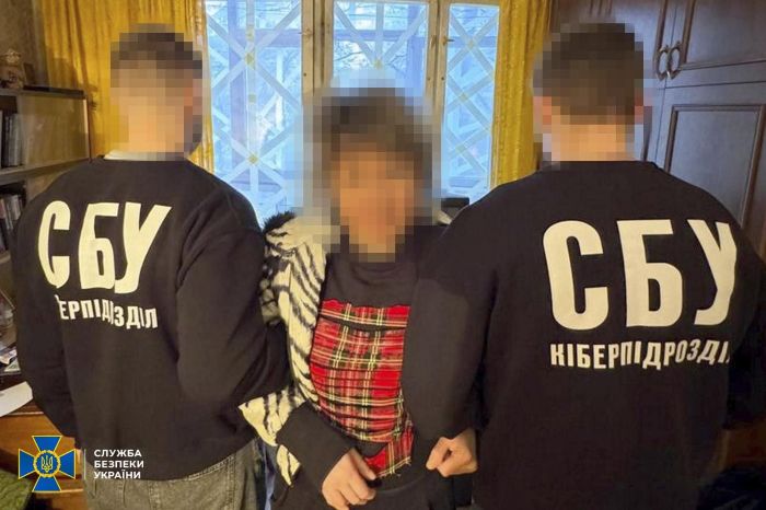 Підозрювана і співробітники СБУ