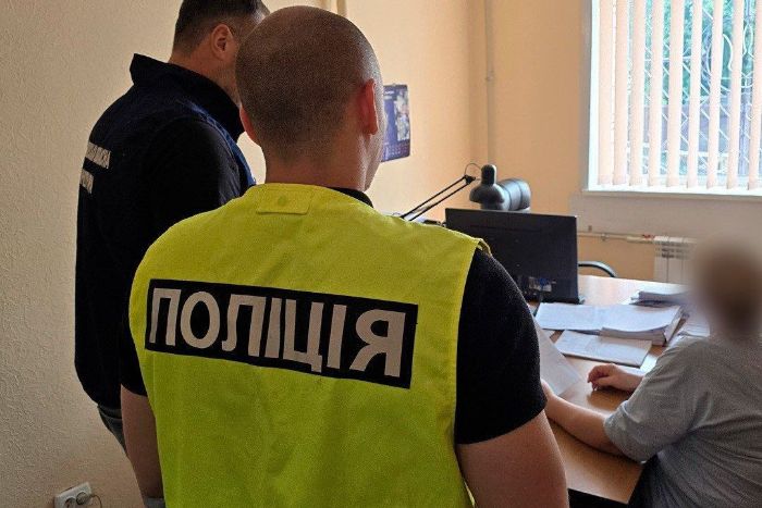 Правоохоронці та підозрювана