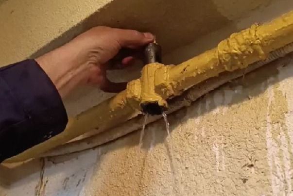 Газовая труба и вода