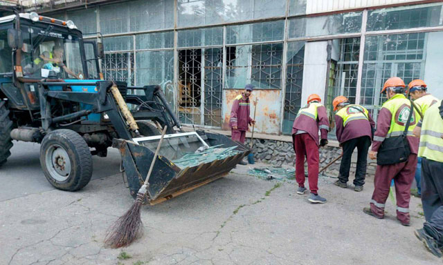 В Харькове устраняют последствия ночной атаки (фото)