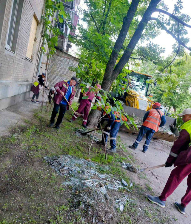 В Харькове устраняют последствия ночной атаки (фото)