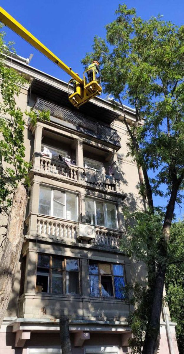 В Харькове устраняют последствия ночной атаки (фото)