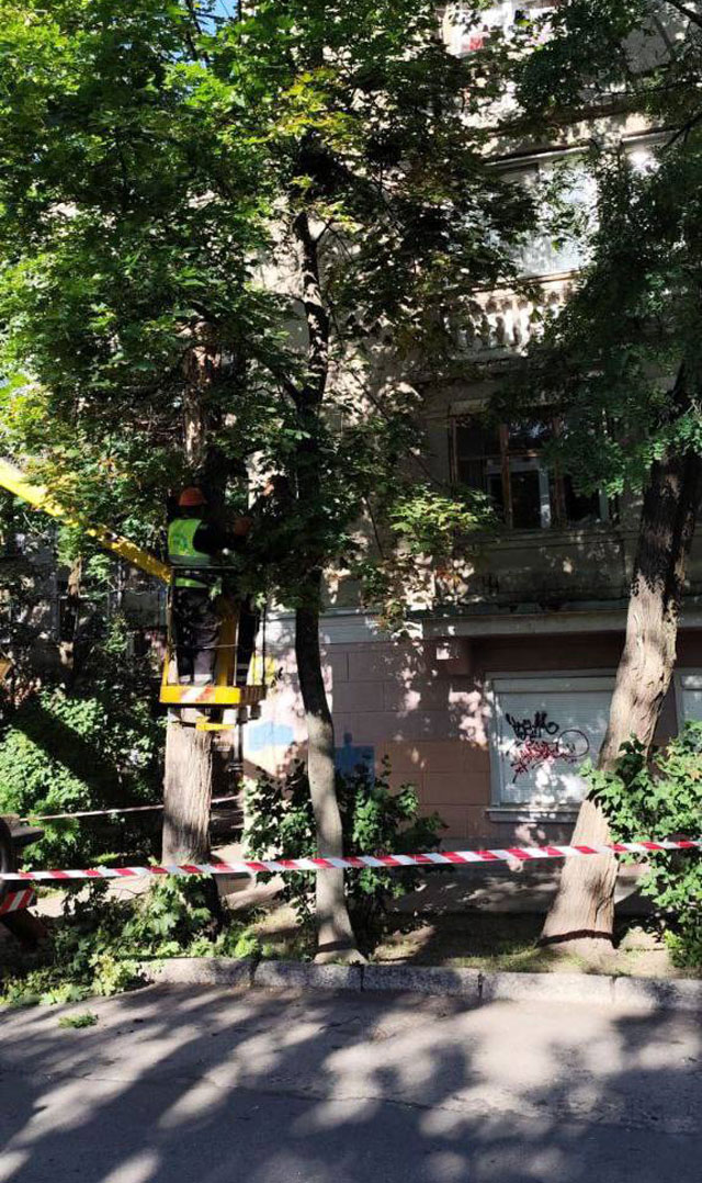 В Харькове устраняют последствия ночной атаки (фото)