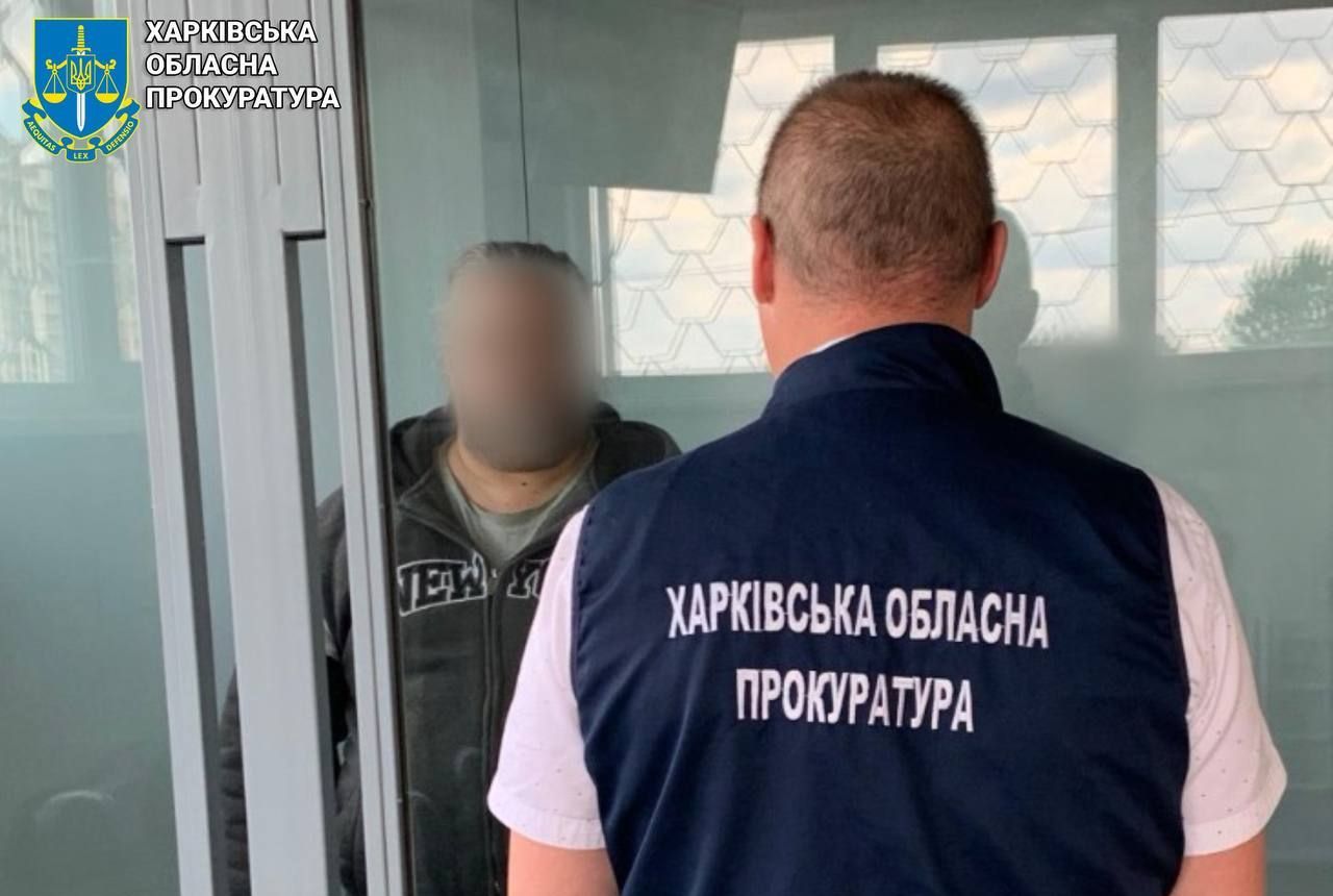Правоохоронець та затриманий