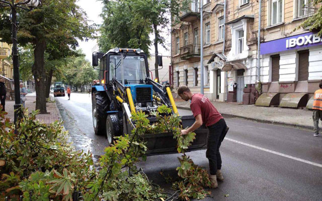 У Харкові комунальники наводять лад на місцях прильотів (фото)