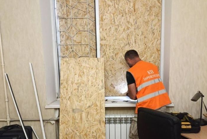 Працівник зачиняє вікно