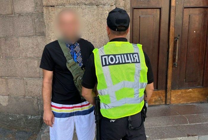 Правоохоронець і затриманий