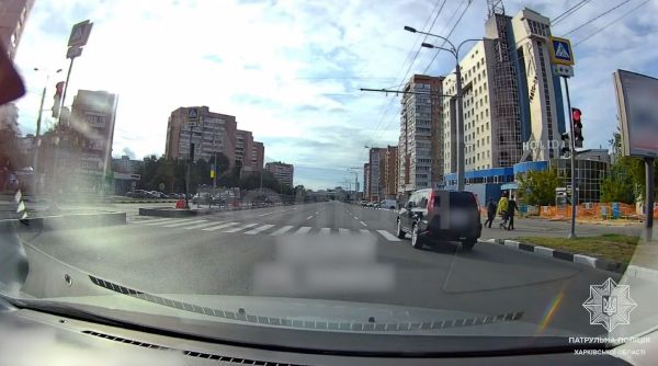 Проехали переход на красный: в Харькове поймали нарушителей правил (видео)