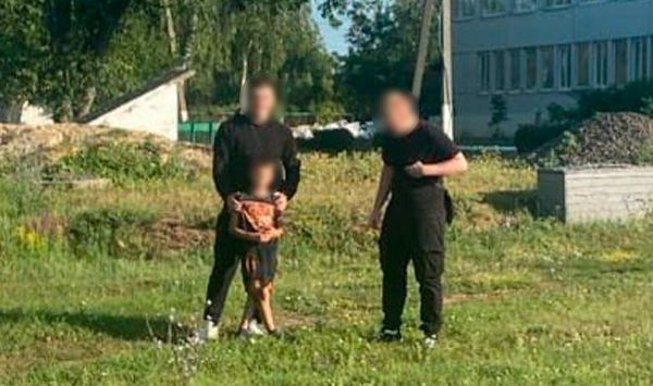 Маленький мальчик сбежал из дома после ссоры с родными и ночевал на обочине дороги