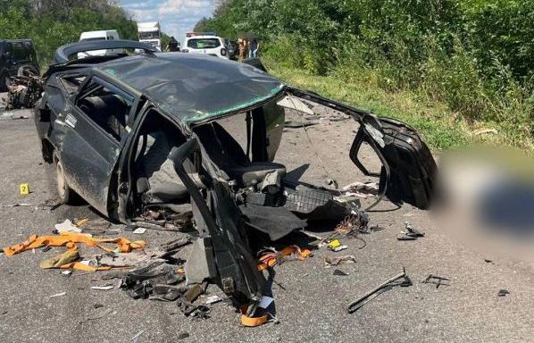 Аварія на київській трасі: від машини нічого не залишилось, водій загинув (фото)