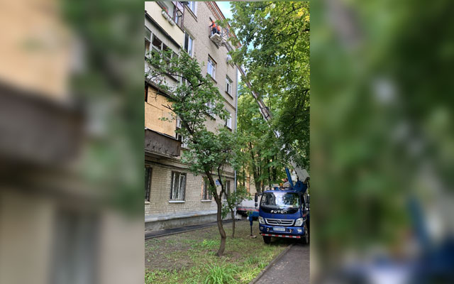 Коммунальщики ликвидируют последствия обстрела в Харькове (фото)