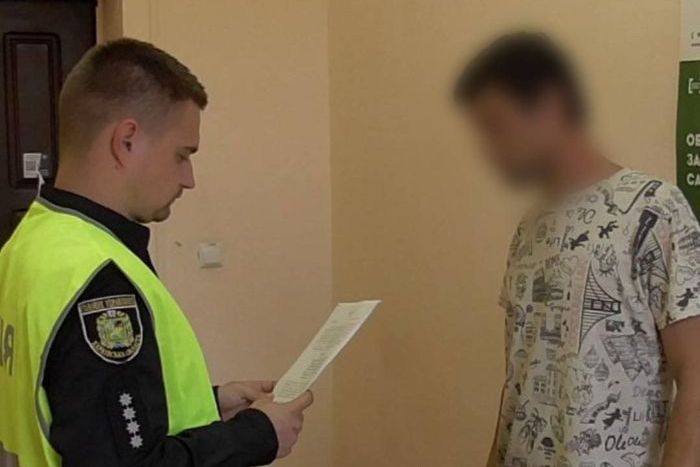Затриманий та правоохоронець