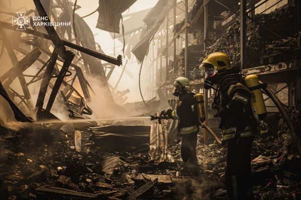 На Харківщині триває ліквідація масштабної пожежі після російського ракетного удару (фото, відео)
