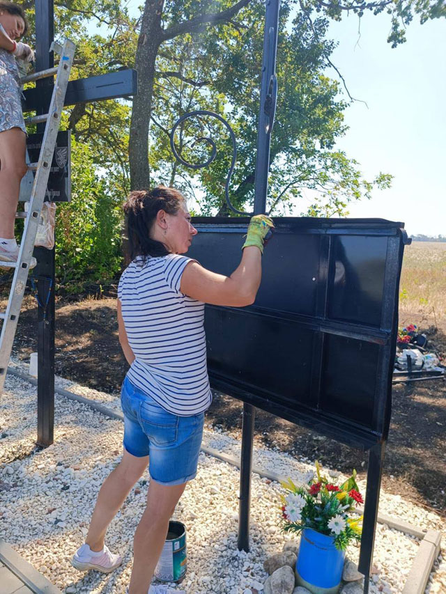 Мемориал десантникам в Каменке восстановлен после обстрела (фото)