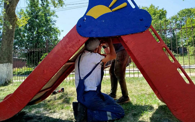 Коммунальщики обновили 132 детские площадки в Харькове (фото)
