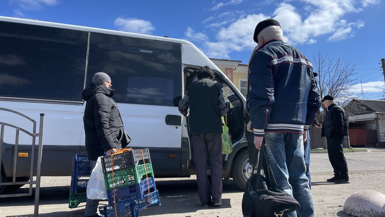 Автобус та пасажири