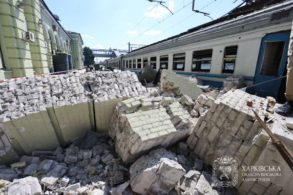 Як виглядає вокзал у Лозовій після масованого удару: фоторепортаж, відео