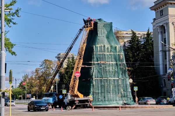 У Харкові намагаються захистити пам’ятники від обстрілів (фото)