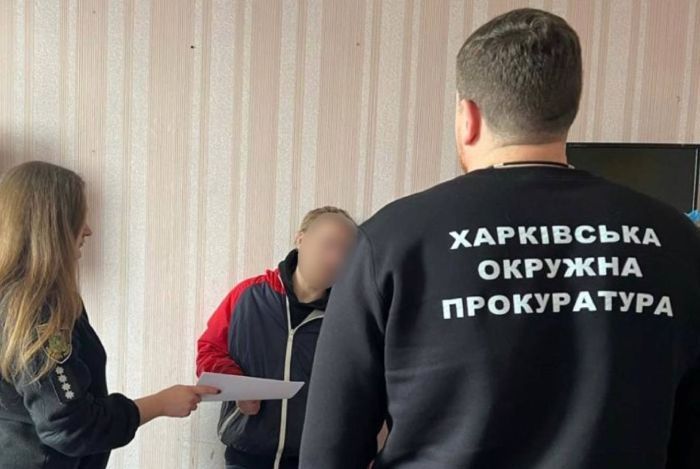 Працівник прокуратури та затриманий