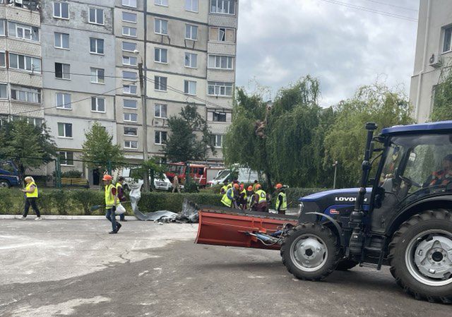 Комунальники наводять лад