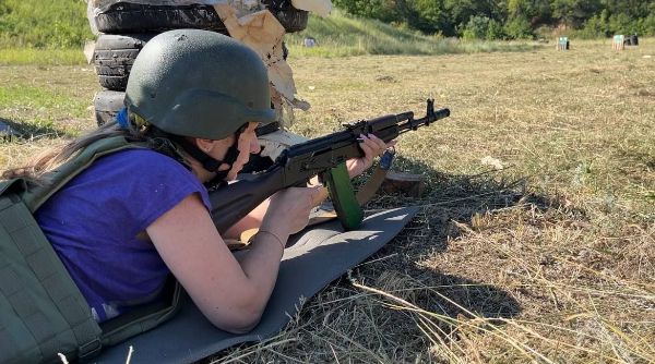 Девушка с автоматом