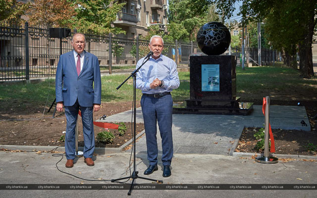 В Харькове установили памятник 50-й параллели