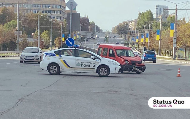 В Харькове машины не поделили пустую дорогу: на Павловом поле перевернулся Volkswagen (фото)
