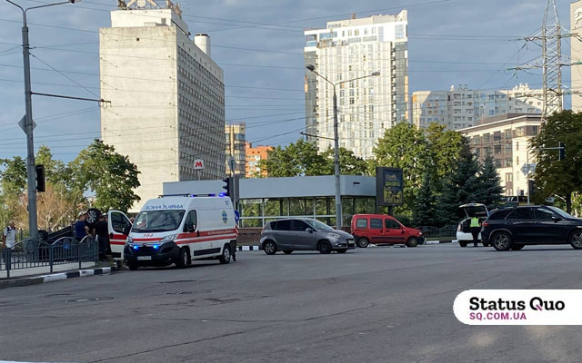 В Харькове машины не поделили пустую дорогу: на Павловом поле перевернулся Volkswagen (фото)
