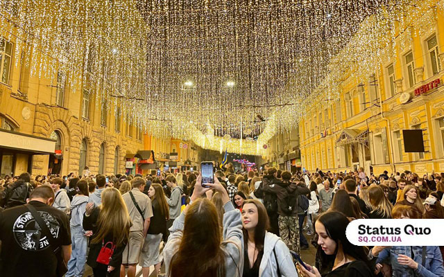 Тысячи людей и улицы в огнях: Харьков отметил День города (фоторепортаж)