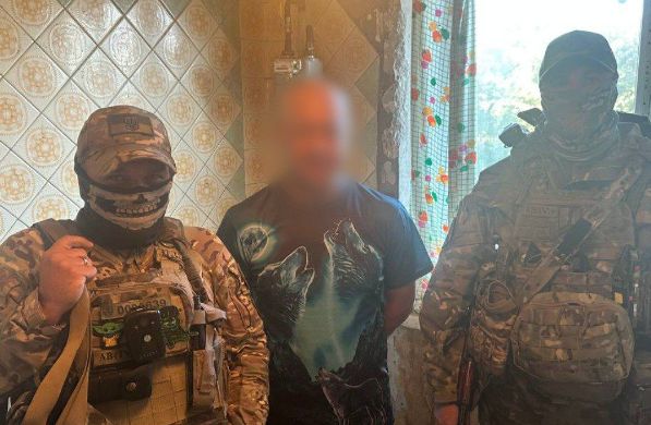 Золоті прикраси, техніка та гроші: у Харкові викрили серійних квартирних злодіїв