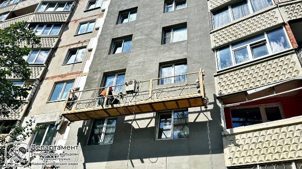На Северной Салтовке продолжают восстановливать жилые дома, поврежденные обстрелами (фото) 