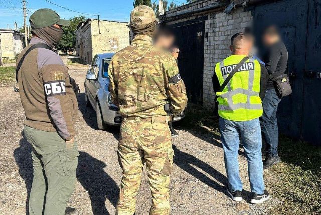 Правоохоронці і підозрюваний