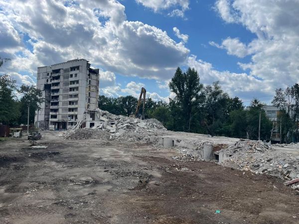 У Харкові зносять два зруйнованих обстрілами будинки (фото)