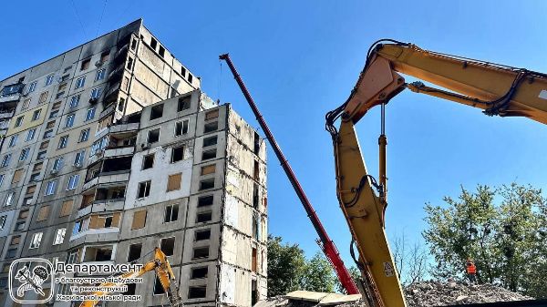 В Харькове сносят часть многоэтажки, разрушенную авиабомбой (фото)