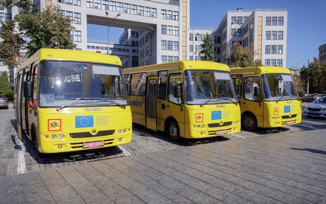 Харківська ОВА передала громадам нові автобуси (фото)